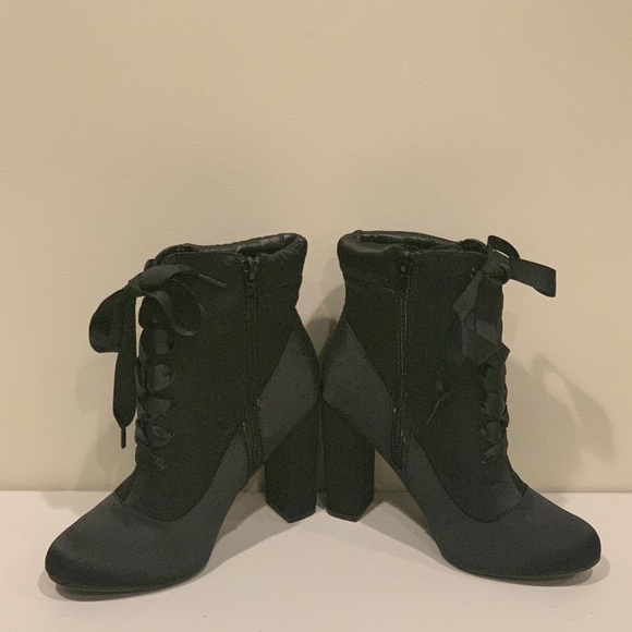 π2/$25 Bamboo vintage style lace up bootie - Picture 4 of 5